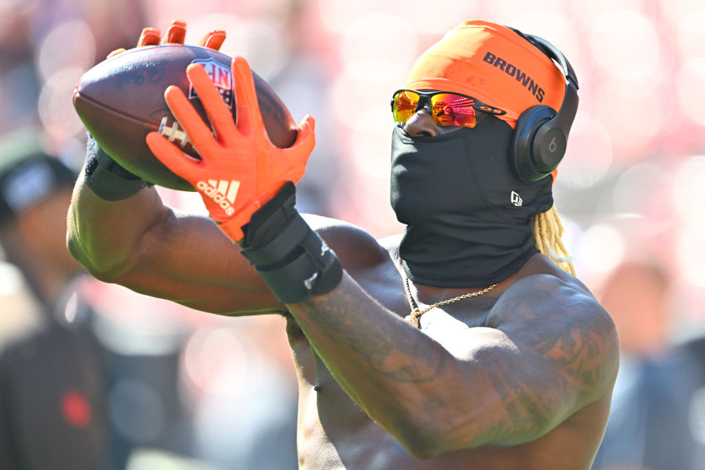 Browns: David Njoku shows up to Week 4 in a full mask after burns