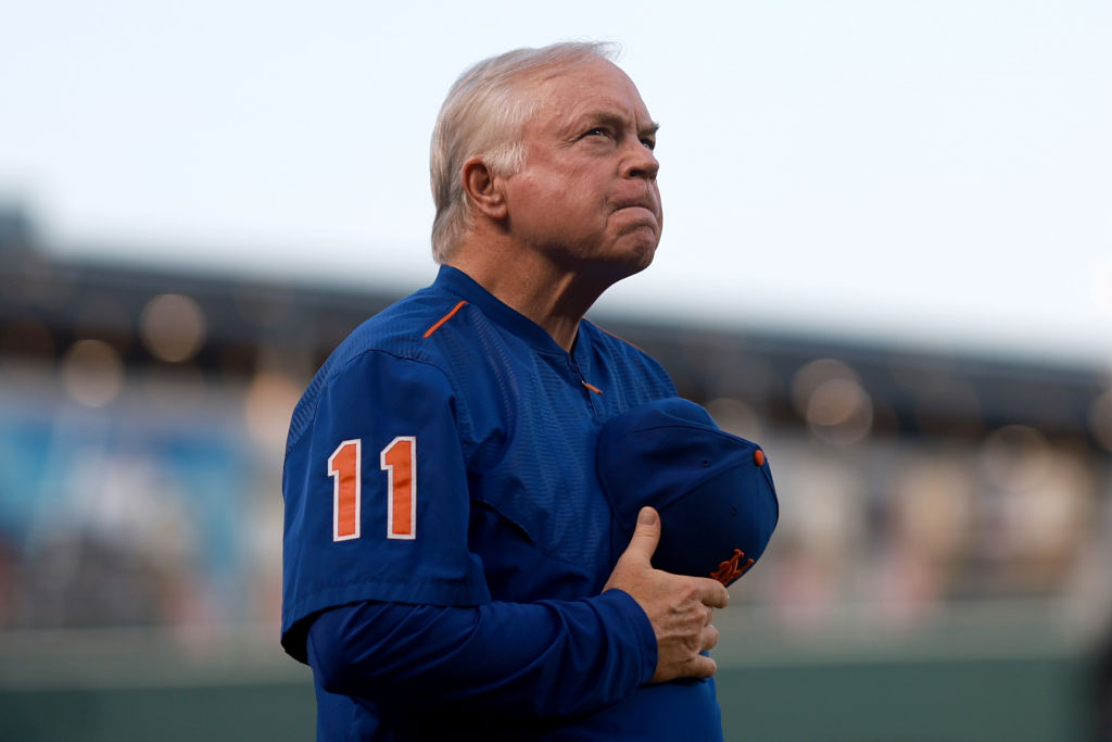 Manager Buck Showalter of the New York Mets talks with pitching coach  News Photo - Getty Images