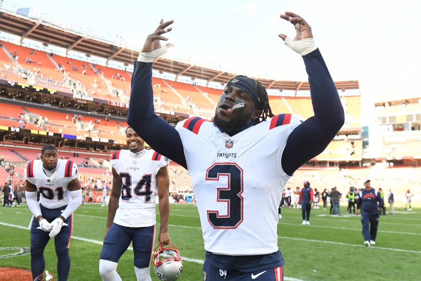 Jabrill Peppers #3 of the New England Patriots celebrates after his team's 38-15 win against the Cleveland Browns at FirstEnergy Stadium on October 16, 2022 in Cleveland, Ohio.