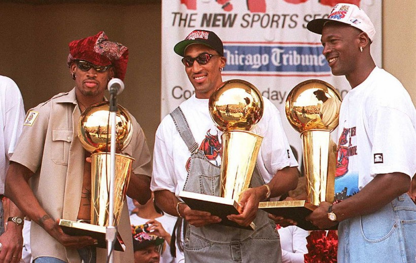 Chicago Bulls players Dennis Rodman (L), Scottie P