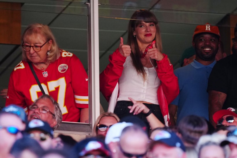 Donna Kelce and Taylor Swift - Chicago Bears v Kansas City Chiefs