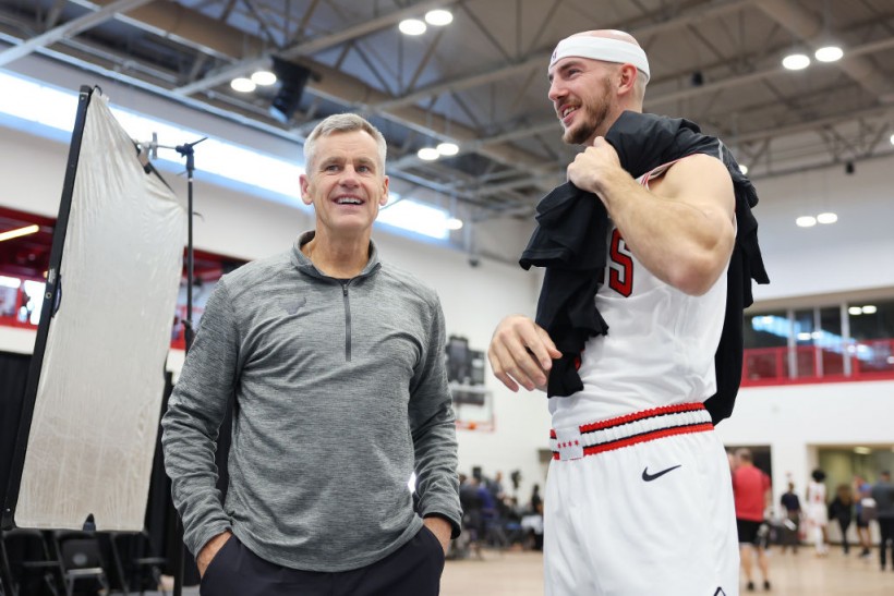 Chicago Bulls coach Billy Donovan with Alex Caruso