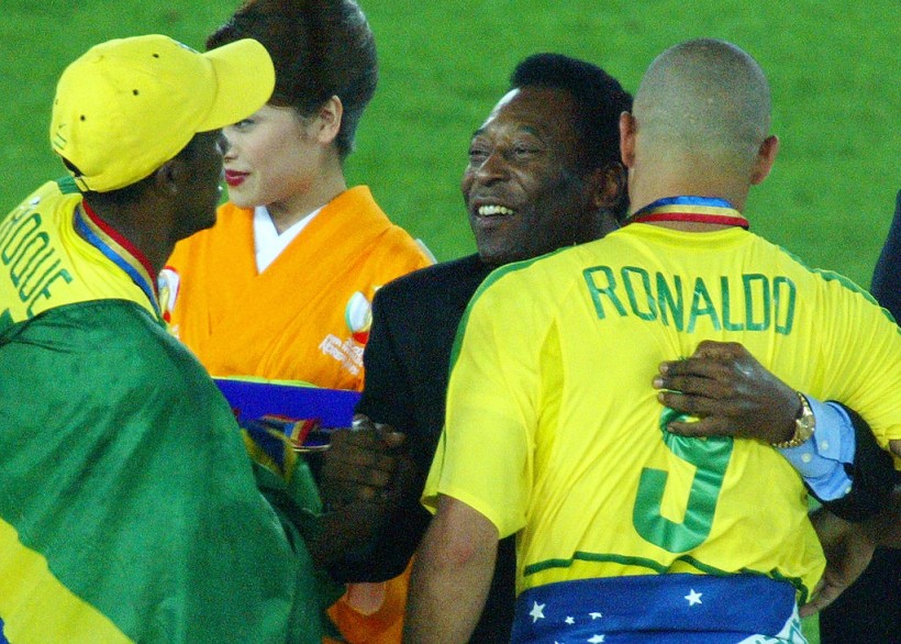 Brazilian soccer legend Pele (C) celebrates with Ronaldo