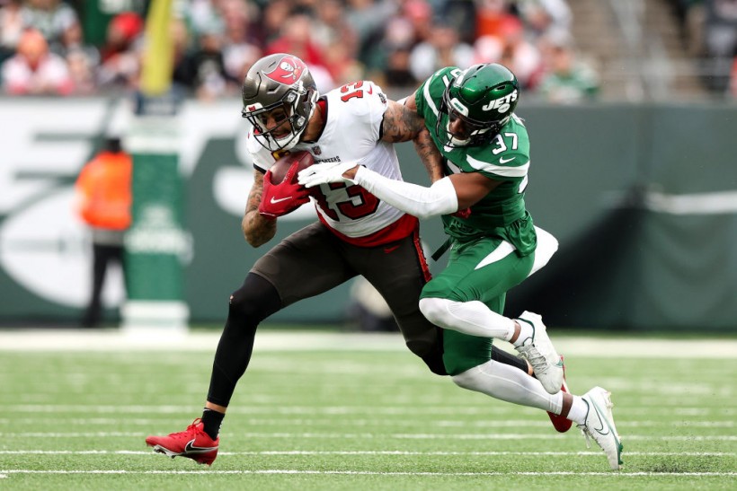 Mike Evans and Bryce Hall - Tampa Bay Buccaneers v New York Jets