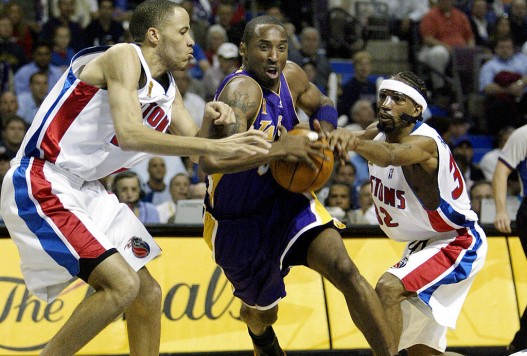 Kobe Bryant (C) of the Los Angeles Lakers
